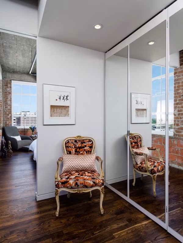 Gương có thể được lắp đặt ở lối vào nhà hay những khu vực liên phòng. Những khu vực này thường thiếu ánh sáng và hạn chế diện tích. Vì thế, sự hiện diện của những tấm gương lắp đặt sát tường sẽ giúp không gian của ngôi nhà thêm xinh xắn và rộng rãi.