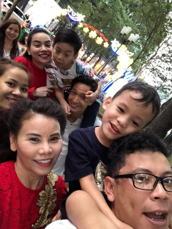 Qua loạt ảnh được một người bạn của Hà Hồ đăng tải, có thể thấy tình cảm của Kim Lý dành cho con trai người yêu không hề nhỏ. Bên cạnh đó, anh cũng dành nhiều sự quan tâm tới bố mẹ của bạn gái. Vào ngày sinh nhật mẹ của Hà Hồ, Kim Lý cũng đến dự và chuẩn bị bó hoa lớn "lấy lòng" mẹ bạn gái.