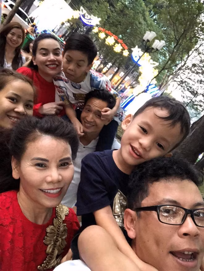 Qua loạt ảnh được một người bạn của Hà Hồ đăng tải, có thể thấy tình cảm của Kim Lý dành cho con trai người yêu không hề nhỏ. Bên cạnh đó, anh cũng dành nhiều sự quan tâm tới bố mẹ của bạn gái. Vào ngày sinh nhật mẹ của Hà Hồ, Kim Lý cũng đến dự và chuẩn bị bó hoa lớn "lấy lòng" mẹ bạn gái.