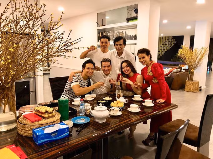Trước đó, trong dịp Tết Nguyên đán, khán giả bắt gặp hình ảnh Kim Lý có mặt tại nhà của Hồ Ngọc Hà. Diện trong chiếc áo phông kẻ ngang trẻ trung, trong giờ khắc thiêng liêng mở đầu năm mới, Kim Lý, Hồ Ngọc Hà và bố mẹ, anh trai nữ ca sĩ nâng ly với ca sĩ Đàm Vĩnh Hưng. Được biết ngay sau đó vào ngày 4 Tết, cả 2 sẽ bay sang Thụy Điển thăm gia đình anh tại đây.