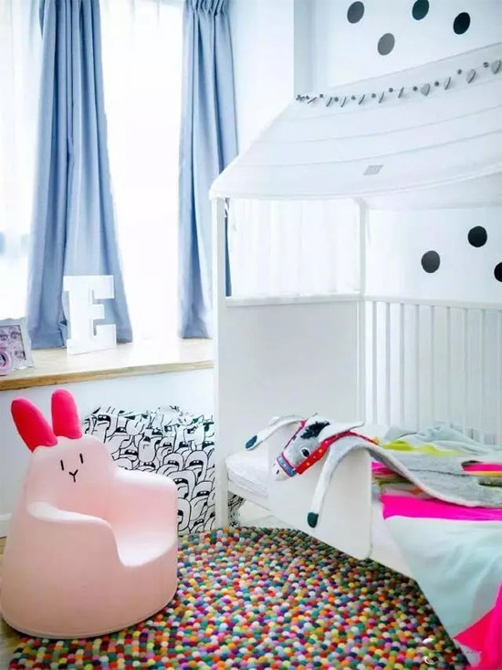 Vì nhà có trẻ nhỏ nên cựu Hoa hậu Thế giới không kê đồ cao mà để thấp vừa phải nhằm giúp con gái có thể vui chơi một cách thoải mái. Cô còn dành riêng cho công chúa nhỏ của mình một chiếc bảng đen trên tường để cô bé có thể thỏa sức vẽ vời.