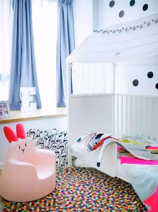 Vì nhà có trẻ nhỏ nên cựu Hoa hậu Thế giới không kê đồ cao mà để thấp vừa phải nhằm giúp con gái có thể vui chơi một cách thoải mái. Cô còn dành riêng cho công chúa nhỏ của mình một chiếc bảng đen trên tường để cô bé có thể thỏa sức vẽ vời.