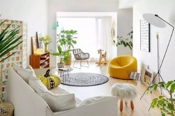 Phòng khách với gam màu tươi sáng trong tổ ấm của Trương Tử Lâm.