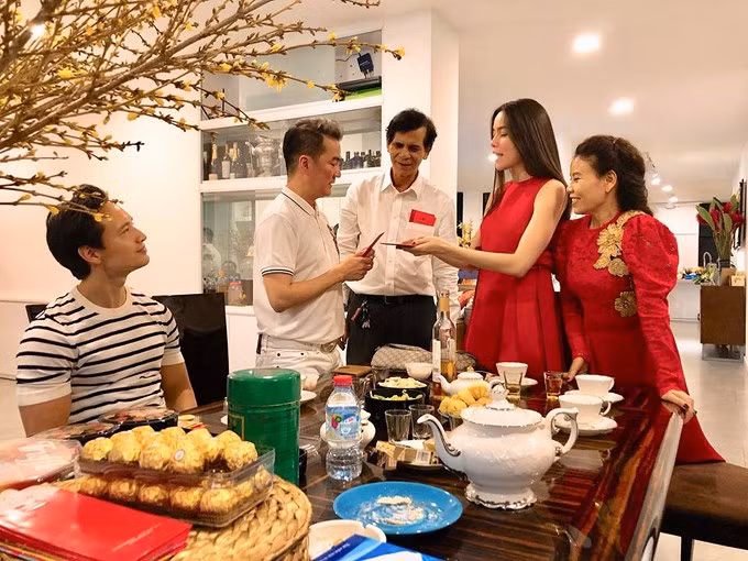 Bởi sau nửa năm đóng chung Hà Hồ trong MV Cả một trời thương nhớ và công khai mối quan hệ hẹn hò, Hồ Ngọc Hà và Kim Lý trở thành cặp đôi nhận được rất nhiều sự chú ý của công chúng cũng như fan của cô đã mong mỏi thần tượng của mình sớm tái hôn với nam tài tử đẹp trai nhất nhì showbiz.