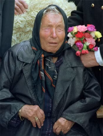 Năm 1911, nhà tiên tri Vanga ra đời tại Bulgari. Sau một vụ tai nạn khi còn nhỏ khiến bà mất thị giác, Vanga bắt đầu có tài năng tiên tri. Nhiều sự kiện như Liên Xô tan rã, thảm họa Chernobyl, vụ chìm tàu ngầm Kursk, vụ khủng bố 11.9... được cho là khớp với các tiên đoán của Vanga.