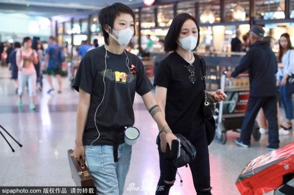 Châu Tấn thoải mái xuất hiện cùng Đậu Tĩnh Đồng giữa tin đồn ly hôn.