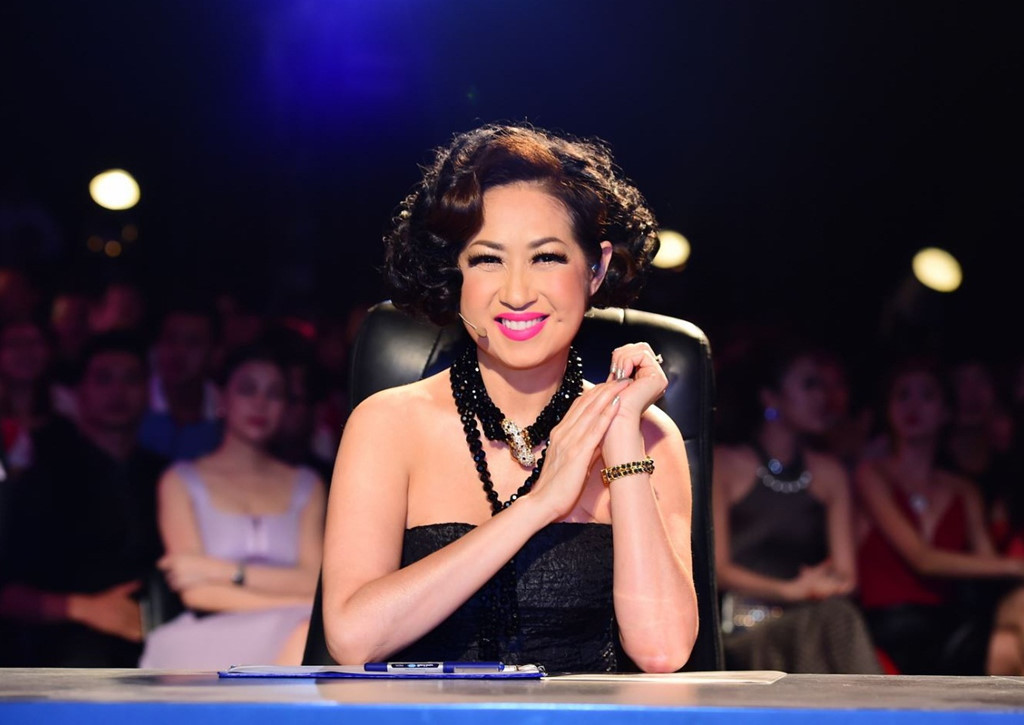 Chị tuân thủ phác đồ điều trị và chiến thắng bệnh ung thư. “Tôi vẫn còn rùng mình khi nghĩ lại. Sau khi kết hôn lần thứ hai được 9 tháng, tôi phát hiện mình bị ung thư vú. Tôi tuyệt vọng và đau khổ rất nhiều. Tuy nhiên, tôi được chồng yêu thương động viên, 6 người con ruột đều hết lòng chăm sóc mẹ. Tôi được truyền thêm năng lượng và sức mạnh cũng từ họ”, chị chia sẻ. Kể từ khi khỏi bệnh, Ý Lan luôn giữ chế độ ăn uống và luyện tập điều độ.