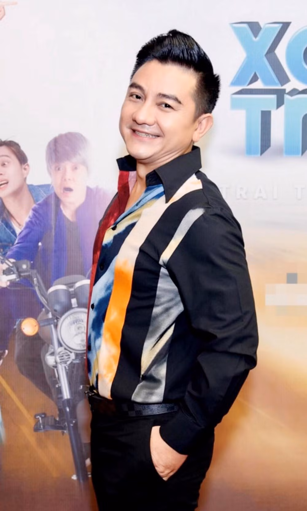 Diễn viên Anh Vũ chiến đấu với bệnh ung thư đại tràng. Diễn viên hài Anh Vũ từng rơi vào bế tắc khi bị chẩn đoán ung thư đại tràng. Thời điểm phát hiện bệnh, ung thư đã có dấu hiệu di căn. “Sau sự kiện biết mình bị bệnh, mỗi ngày tôi dành thời gian để cùng mẹ đi bộ, hoặc tập yoga. Tùy theo sức khỏe và sở thích của mẹ, tôi cố gắng sống cho vui lòng mẹ. Tôi đã không đơn độc trong cuộc chiến chống lại căn bệnh này”, anh chia sẻ. Như phép thần kỳ, Anh Vũ đã chiến thắng căn bệnh hiểm nghèo.