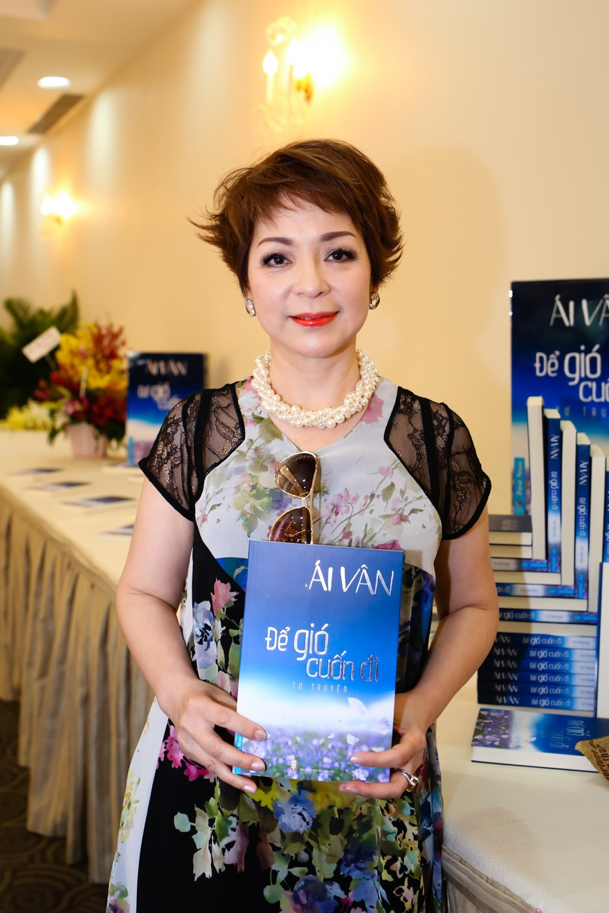 Ca sĩ Ái Vân và ung thư vú. Nghệ sĩ gạo cội Ái Vân phát hiện mắc bệnh ung thư vú vào năm 2000. Lúc đó, các bác sĩ khuyên chị nên mổ cắt bỏ khối u. “Trong vòng ba ngày, tôi hẹn và lên bàn mổ. Sau một tháng, tôi điều trị bằng hóa trị, bị rụng tóc…4 tháng sau hóa trị, tóc dần mọc lại và tôi bắt đầu quên đi những đau đớn, âu lo”, Ái Vân kể. Cho đến giờ, Ái Vân luôn biết ơn gia đình và nghệ thuật đã mang lại động lực để chị chiến đấu với bệnh tật.