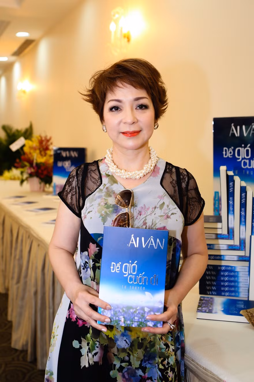 Ca sĩ Ái Vân và ung thư vú. Nghệ sĩ gạo cội Ái Vân phát hiện mắc bệnh ung thư vú vào năm 2000. Lúc đó, các bác sĩ khuyên chị nên mổ cắt bỏ khối u. “Trong vòng ba ngày, tôi hẹn và lên bàn mổ. Sau một tháng, tôi điều trị bằng hóa trị, bị rụng tóc…4 tháng sau hóa trị, tóc dần mọc lại và tôi bắt đầu quên đi những đau đớn, âu lo”, Ái Vân kể. Cho đến giờ, Ái Vân luôn biết ơn gia đình và nghệ thuật đã mang lại động lực để chị chiến đấu với bệnh tật.