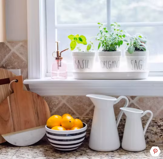 Ô cửa sổ thêm duyên dáng, tràn đầy sức sống với những chậu cây thảo mộc xanh tươi.