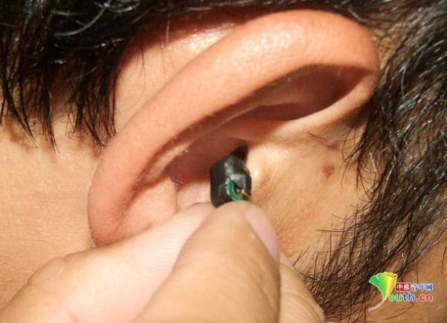 Theo truyền thông nhà nước Trung Quốc, các giám thị phát hiện các tín hiệu vô tuyến được sử dụng để truyền đáp án trong các mã đề thi cho thí sinh. Các thí sinh này đeo tai nghe không dây hoặc đặt các "cục tẩy điện tử" trên bàn.