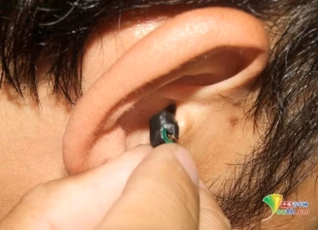 Theo truyền thông nhà nước Trung Quốc, các giám thị phát hiện các tín hiệu vô tuyến được sử dụng để truyền đáp án trong các mã đề thi cho thí sinh. Các thí sinh này đeo tai nghe không dây hoặc đặt các "cục tẩy điện tử" trên bàn.