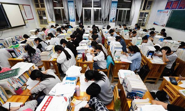 Theo CNN, năm 2014, khoảng 2.440 thí sinh Trung Quốc tham gia kỳ thi quốc gia đã bị phát hiện sử dụng thiết bị công nghệ cao để gian lận.