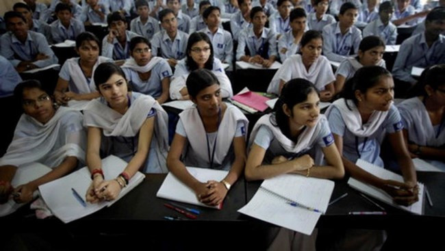 Một tuần sau đó, 3 quan chức Ấn Độ bị bắt hôm 4/4 vì lộ đề thi Hóa học. Cùng với đó là 174.000 thí sinh dự thi đại học trên toàn tiểu bang bị hủy thi lần thứ 2 vì cùng một lý do.