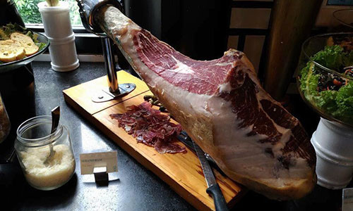 Thịt lợn Tây Ban Nha có mùi vị độc đáo, khác lạ.