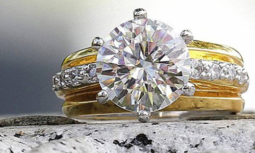 Món đồ kim cương được tìm thấy trong bãi rác. (Ảnh: CBS News)