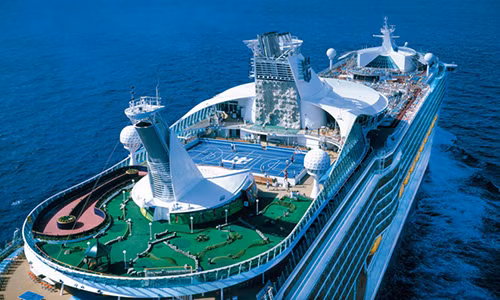 Du thuyền 5 sao mang đến những dịch vụ cao cấp.