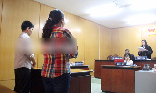 Hai bị cáo Nguyễn Hậu Giang và Võ Thị Mai Liên tại phiên tòa.