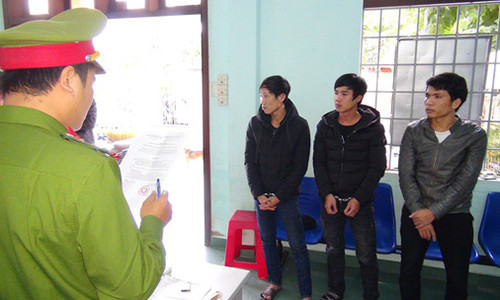 Công an đọc lệnh khởi tố, bắt tạm giam các bị can Ảnh: MT