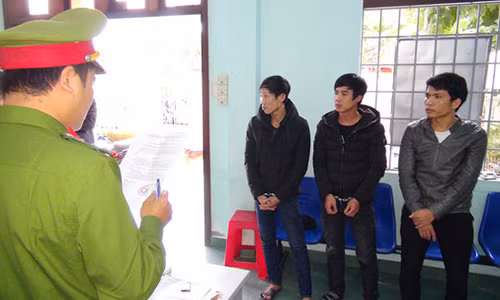 Công an đọc lệnh khởi tố, bắt tạm giam các bị can Ảnh: MT