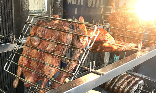 Vịt quay vàng ươm nhiều nơi được bán với giá dao động từ 140.000-160.000 đồng/con.