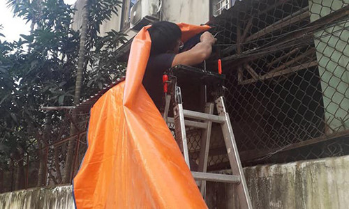 Sep de thuong bac thang che bat de xe cho nhan vien