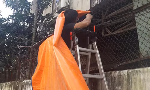 Sep de thuong bac thang che bat de xe cho nhan vien