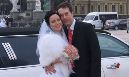 Vị doanh nhân giàu có bên người vợ trong ngày cưới.