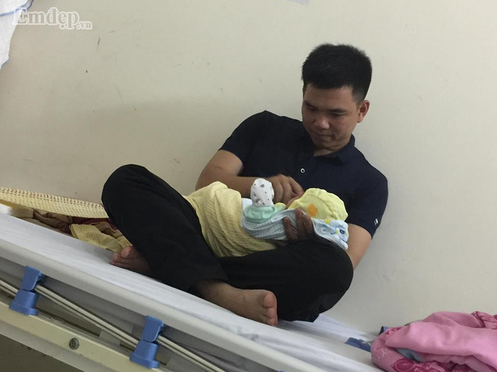 Chồng chị Thu luôn bên cạnh chăm sóc cho vợ và con.