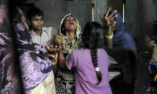 Mẹ của nạn nhân gào khóc trong đau đớn. Ảnh: AFP