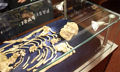 Bi an hai cot phu nu thuoc 1 loai nguoi khac