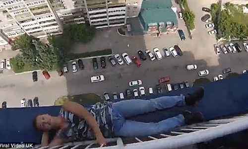 Thanh niên Nga nằm vắt vẻo ở tầng 23.