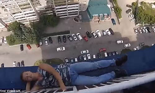 Thanh niên Nga nằm vắt vẻo ở tầng 23.