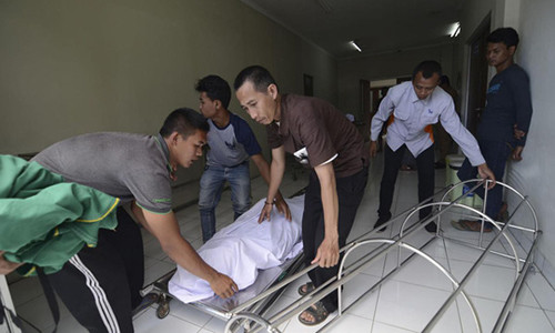 Một bệnh nhân tử vong do rượu độc ở Cicalengka, tỉnh Tây Java hôm 9-4. Ảnh: AP