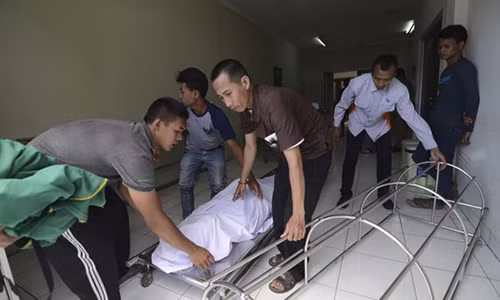 Một bệnh nhân tử vong do rượu độc ở Cicalengka, tỉnh Tây Java hôm 9-4. Ảnh: AP