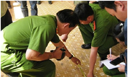 Công an Bắc Giang khám nghiệm hiện trường vụ án mạng.