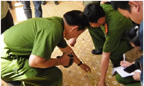 Công an Bắc Giang khám nghiệm hiện trường vụ án mạng.