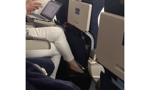 Một người đàn ông bị phát hiện "tự sướng" trên máy bay của hãng hàng không Mỹ United Airlines.