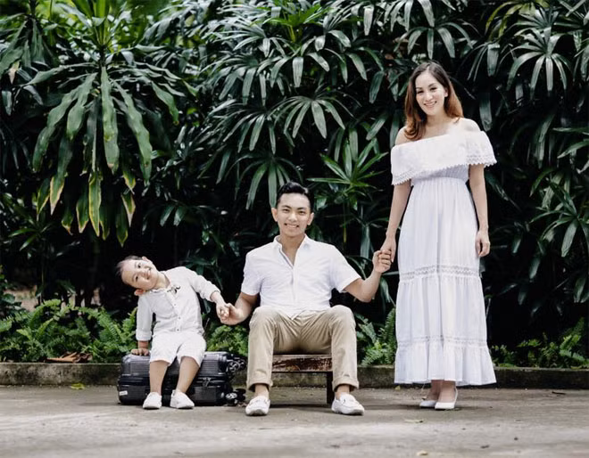 Khi được hỏi liệu Khánh Thi có nghĩ đến con đường mới, buông bỏ cuộc hôn nhân với Phan Hiển hay không, người đẹp trả lời: “Nghĩ thì nghĩ đến rồi, nhưng là hồi mới sinh bé Kubi kìa. Còn giờ thì tôi đã có hai đứa rồi, ai dại gì vừa sinh con một tháng lại bỏ chồng”. Nhờ những lời đáp trả khéo léo của Khánh Thi mà người hâm mộ thở phào nhẹ nhõm.