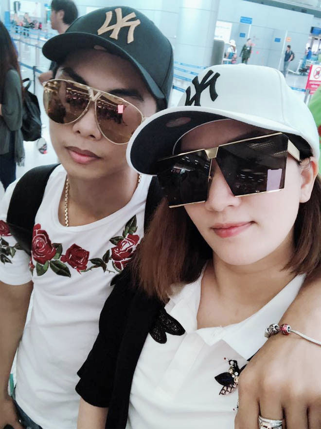 Ngay sau khi lên tiếng đính chính tin đồn rạn nứt tình cảm, mới đây, vợ chồng Khánh Thi đã “trốn con”, cùng nhau sang Malaysia tham dự giải Dancesport. Bà mẹ hai con cho biết, đây cũng là chuyến xuất ngoại đầu tiên của cô kể từ khi sinh em bé thứ hai.