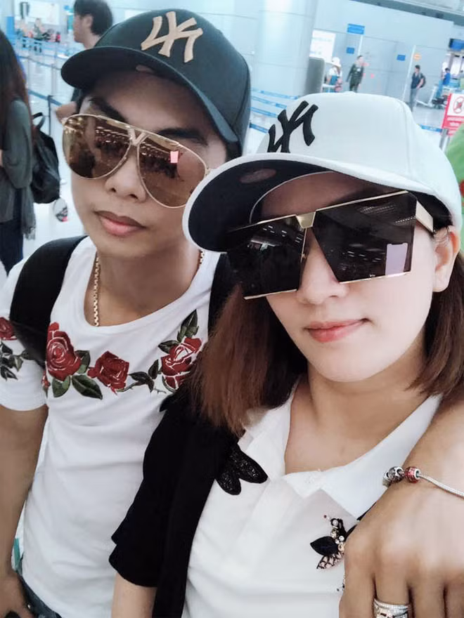 Ngay sau khi lên tiếng đính chính tin đồn rạn nứt tình cảm, mới đây, vợ chồng Khánh Thi đã “trốn con”, cùng nhau sang Malaysia tham dự giải Dancesport. Bà mẹ hai con cho biết, đây cũng là chuyến xuất ngoại đầu tiên của cô kể từ khi sinh em bé thứ hai.