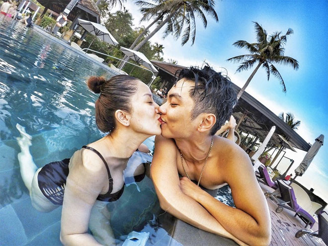 Động thái này của cặp đôi cũng cho thấy, cả hai vẫn rất mặn nồng, hạnh phúc và luôn gắn bó bên nhau cả trong đời sống lẫn công việc.