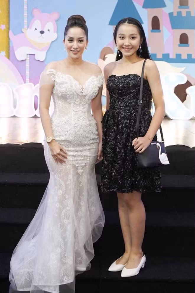 Thân hình đồng hồ cát của Khánh Thi trong ngày đầy tháng con gái mới sinh và sinh nhật 3 tuổi của Kubi.