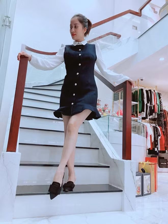 Nhiều khán giả nhận xét, Khánh Thi vẫn trông xinh đẹp, quyến rũ chẳng thua kém bất kỳ hot girl, người mẫu nào trong showbiz Việt.