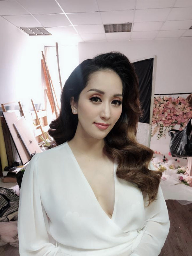 Dù đã là bà mẹ hai con, nhưng nhờ chăm chỉ tập luyện thể thao và khiêu vũ Dancesport, Khánh Thi vẫn giữ được vóc dáng gợi cảm khiến nhiều chị em ngưỡng mộ.