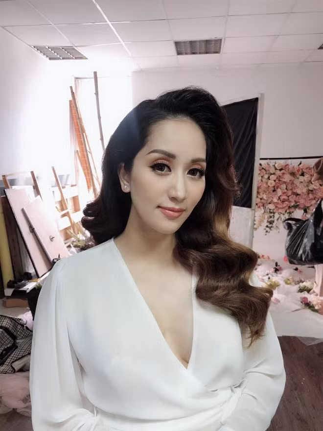 Dù đã là bà mẹ hai con, nhưng nhờ chăm chỉ tập luyện thể thao và khiêu vũ Dancesport, Khánh Thi vẫn giữ được vóc dáng gợi cảm khiến nhiều chị em ngưỡng mộ.