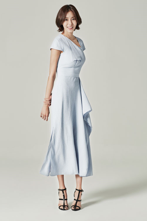 Trong những bức ảnh đăng trên báo, dù hình ảnh đã được chỉnh sửa kỹ càng nhưng mỹ nhân 30 tuổi vẫn bị chê là quá gầy gò và khuôn mặt ngày càng khác lạ. Khán giả luôn nuối tiếc nhan sắc trước kia của cô và cho rằng ngoại hình của UEE hiện nay đang "tụt dốc không phanh".