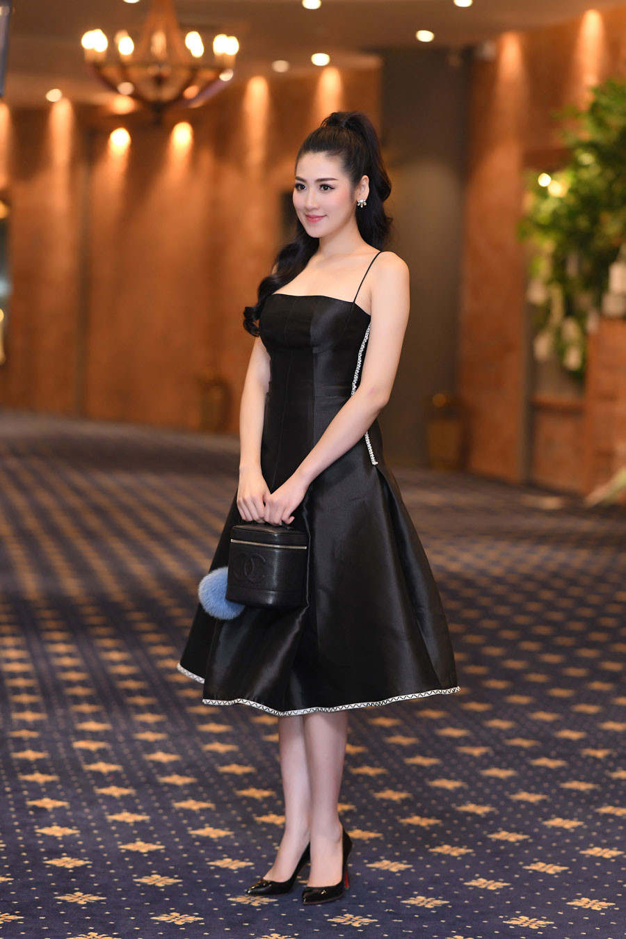 Được biết, chồng của Á hậu Tú Anh là thiếu gia trong một gia đình giàu có ở Hà Nội. Anh kém cô 1 tuổi và làm việc trong lĩnh vực xây dựng. Cả hai đã gắn bó một thời gian dài mới quyết định đi đến hôn nhân. Gia đình hai bên đều rất ủng hộ cho chuyện tình cảm của các con.