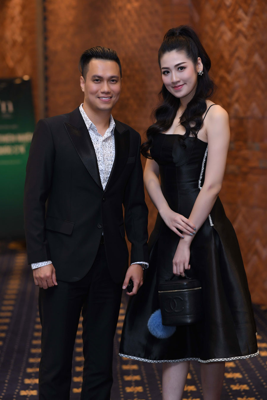Tháp tùng Tú Anh còn có diễn viên Việt Anh, bố và mẹ của người đẹp.